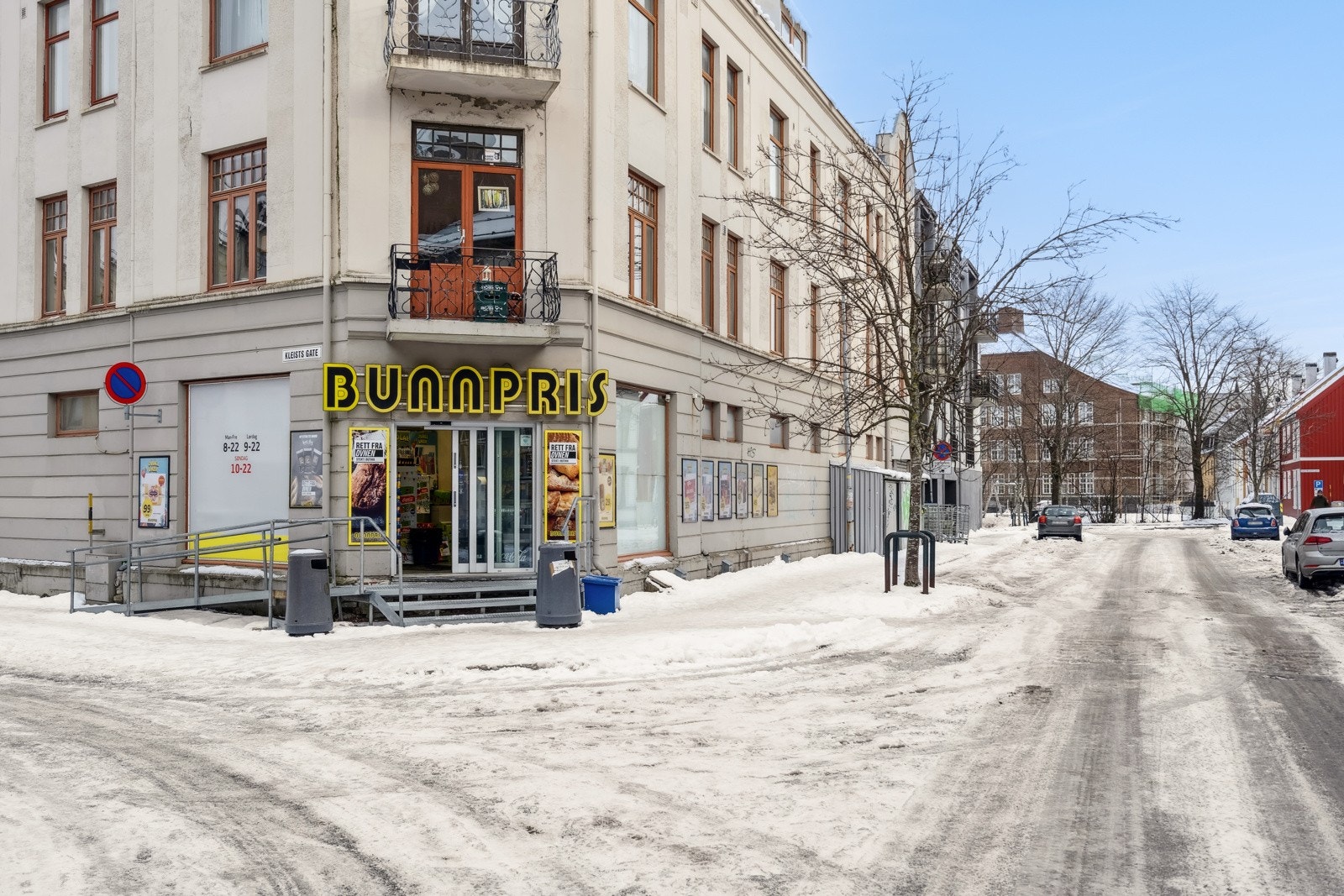 Bunnpris er rett over gata fra blokken, og det er få minutters gange til både trikk og buss. Galleribilde