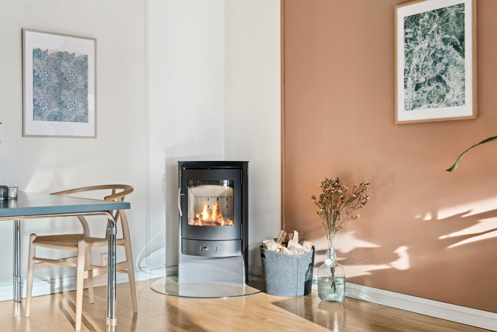 I tillegg til elektrisk oppvarming i leiligheten, er det en deilig peis for de kaldere vinterdagene. Galleribilde