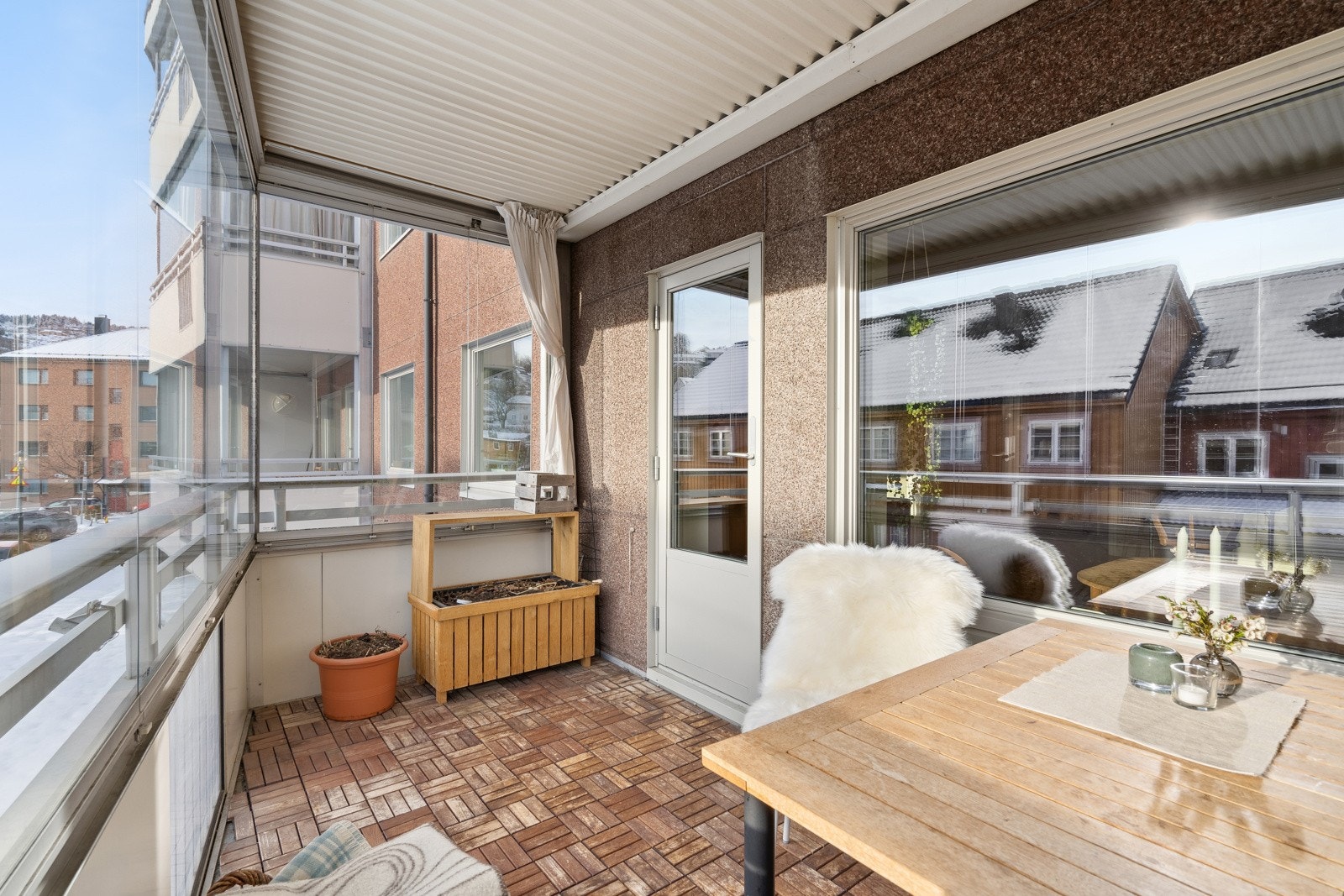 Fra stuen har man utgang til innglasset balkong. Galleribilde