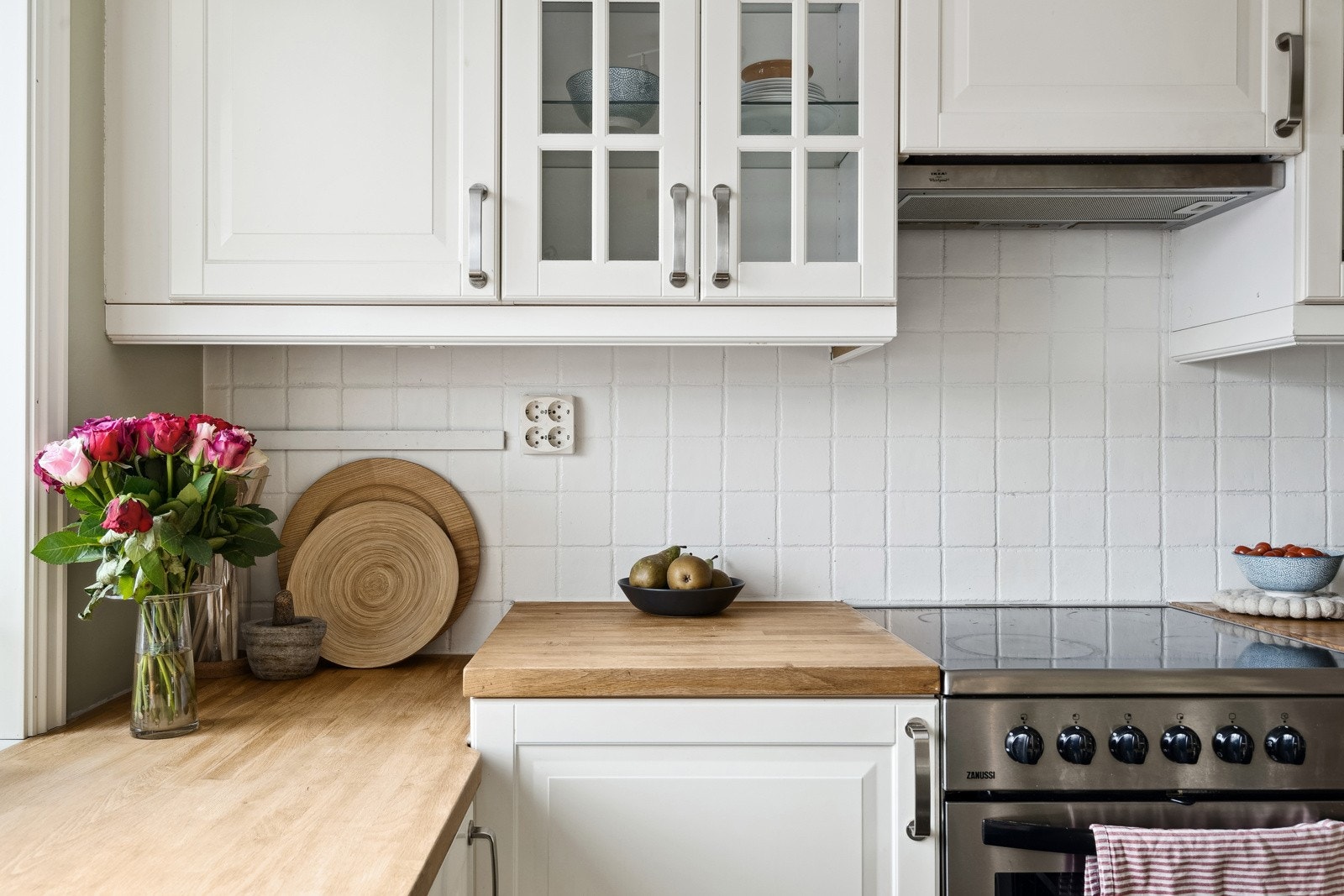 Kjøkkenet er fra IKEA, og har benkeplate i tre. Galleribilde