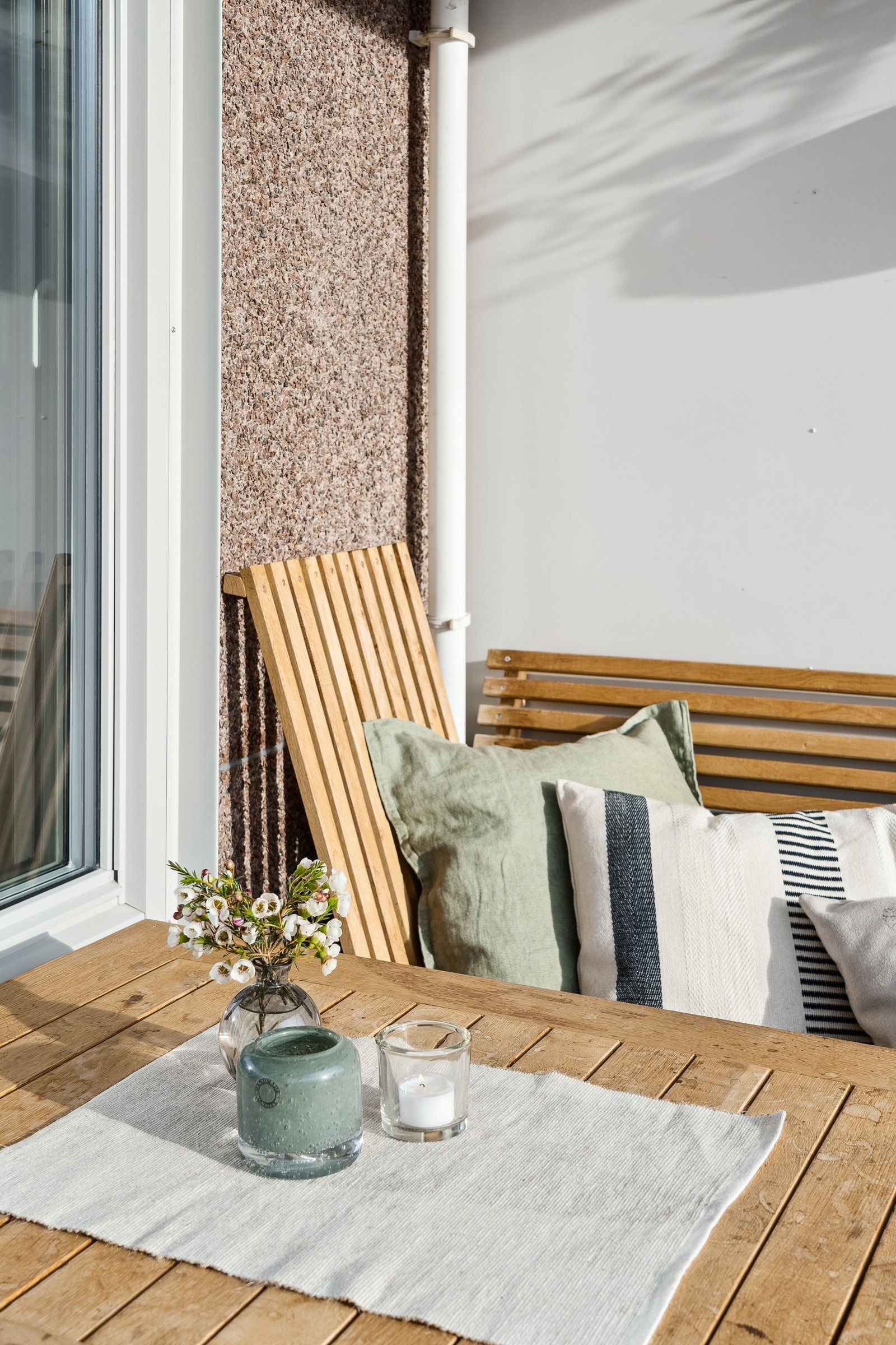 Her er det ordentlig fint å kose seg med en kopp kaffe og bok på den sørvendte balkongen. Galleribilde