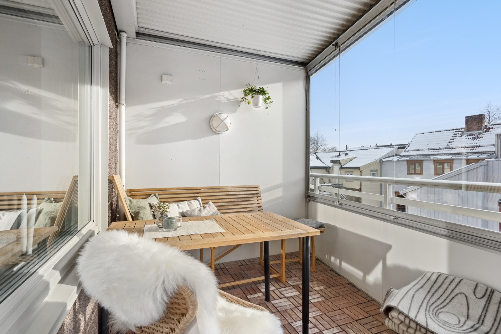 Balkongen er en fin forlengelse av stuen på sommerstid. Galleribilde