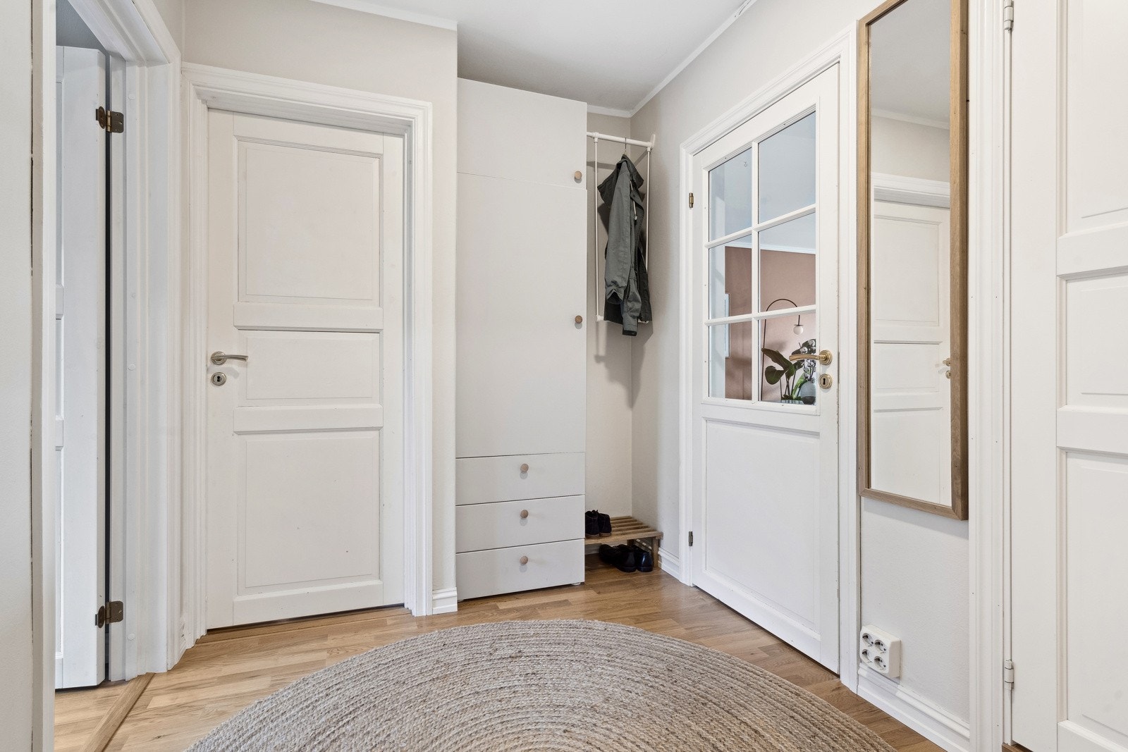 Velkommen inn! En romslige entrè som måler 5 kvm. Galleribilde