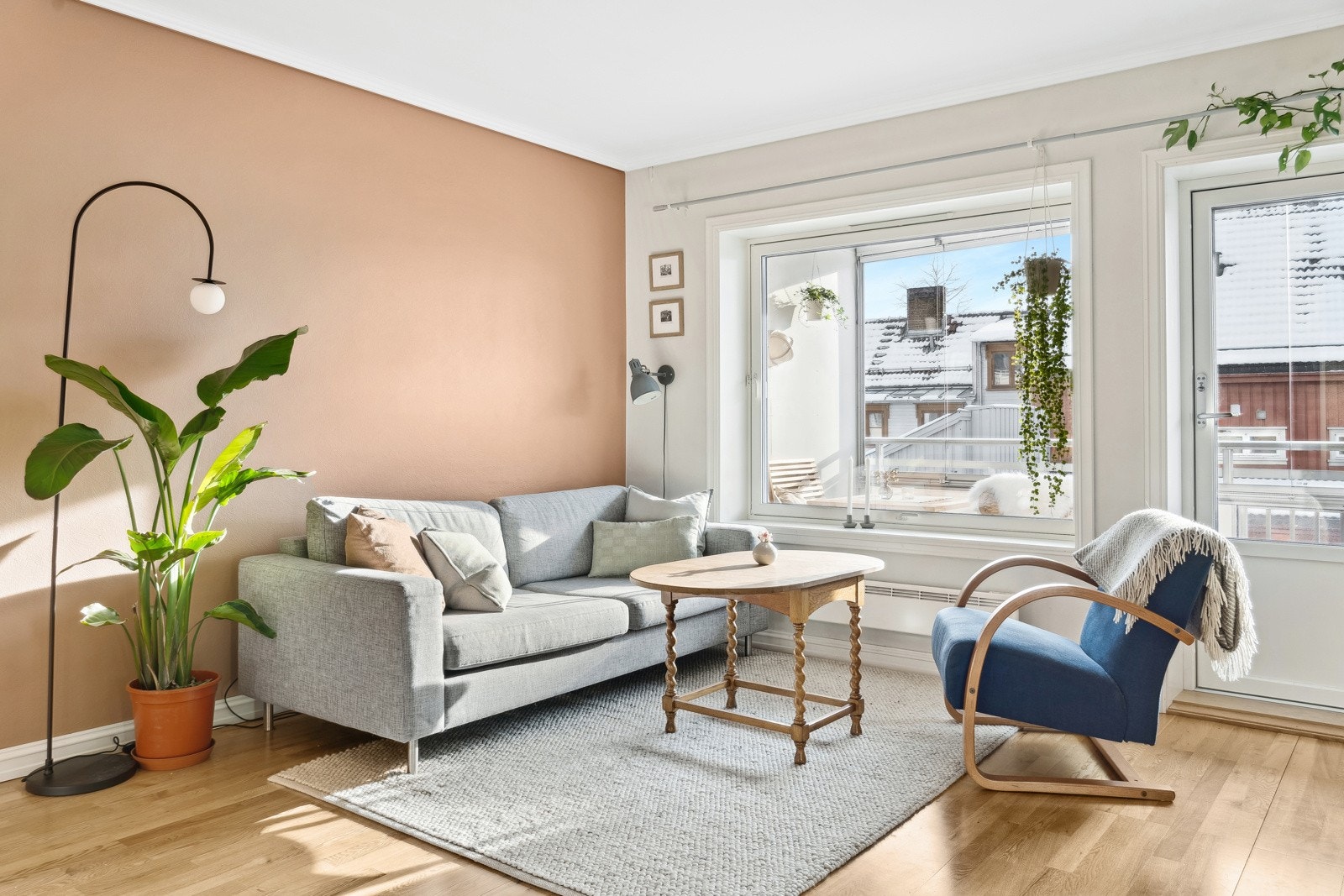 Se så fint det naturlige lyset flyter i rommet. Galleribilde