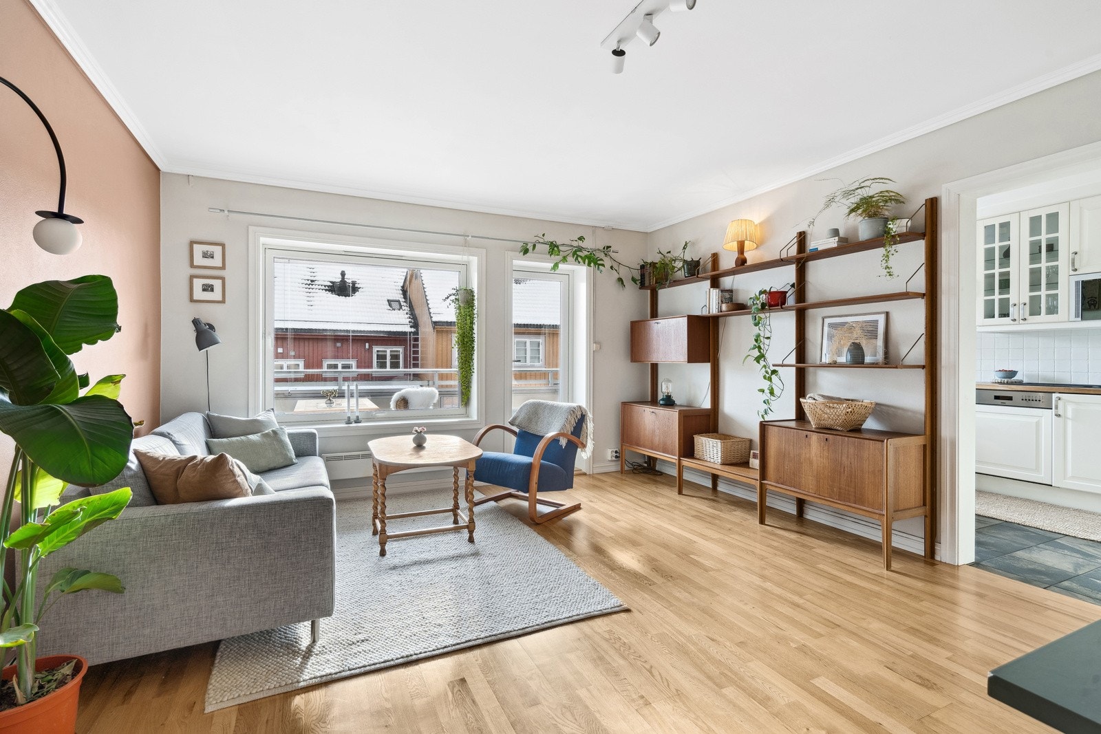 Stua oppleves som lys og luftig, med en innbydende atmosfære Galleribilde