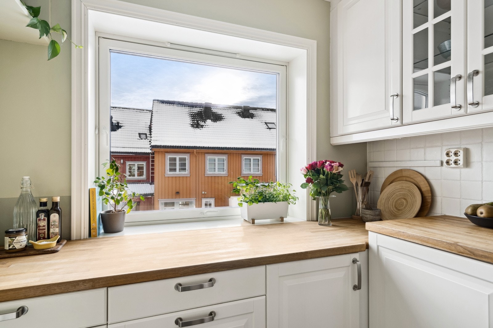 Kjøkkenet er tidløst innredet, og har kun TG1 fra takstmann. Galleribilde