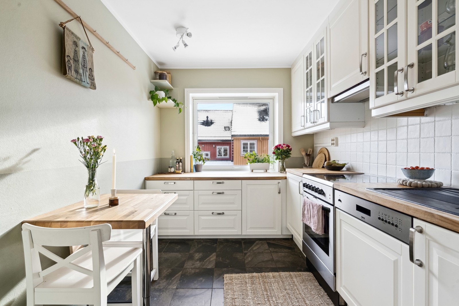 Kjøkkenet er delvis separert fra stuen, og er utformet i en L med plass til frokostgruppe. Galleribilde