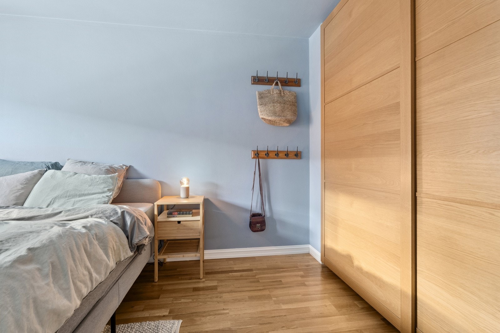 Hovedsoverommet har godt med plass til ønsket møblement, og det er en stor skyvedørsgarderobe som medfølger handelen. Galleribilde