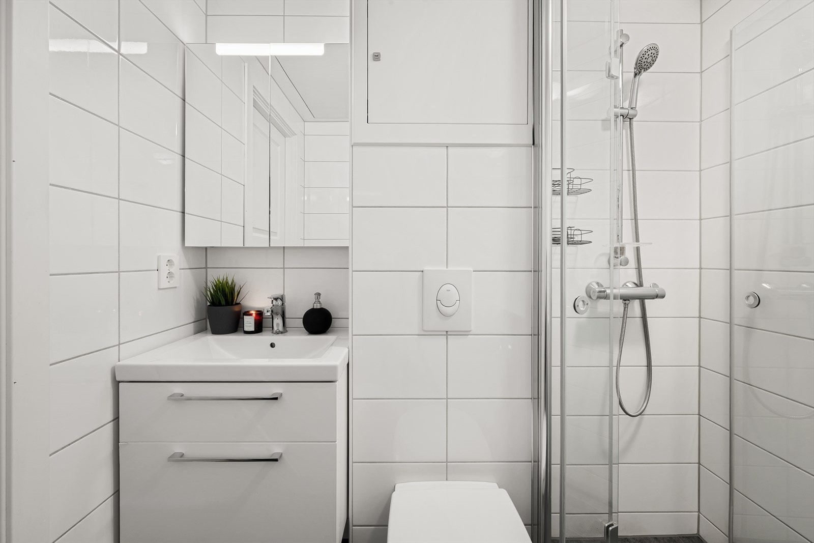 - Gode oppbevaringsmuligheter i servantmøbel samt speilskap - Galleribilde