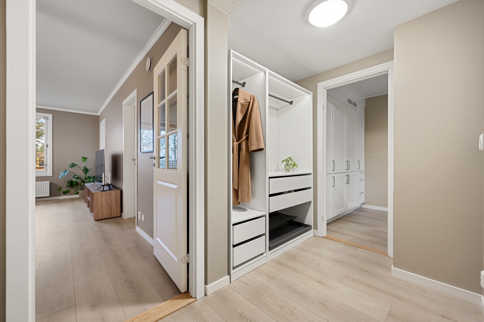 - Romslig gang på 4,9m² med praktisk garderobeløsning i nisje - Galleribilde