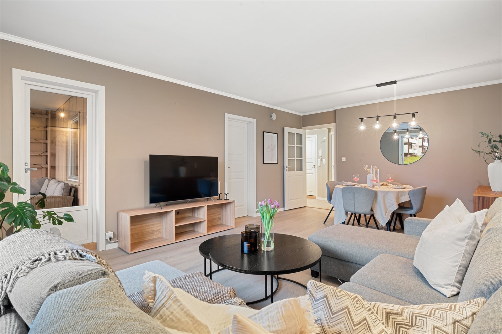 - Her har du god plass til sofagruppe og spisebord i hver sin naturlige sone - Galleribilde