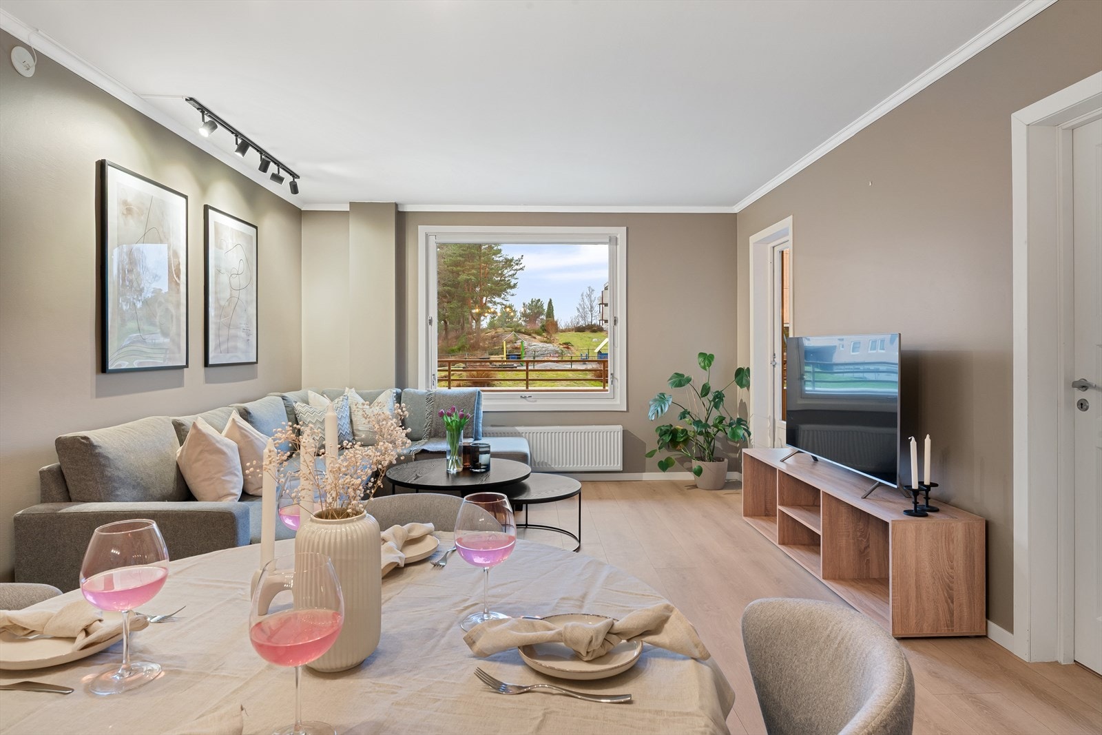 - Innvendig holder leiligheten en gjennomgående fin standard med tidsriktige kvaliteter - Galleribilde