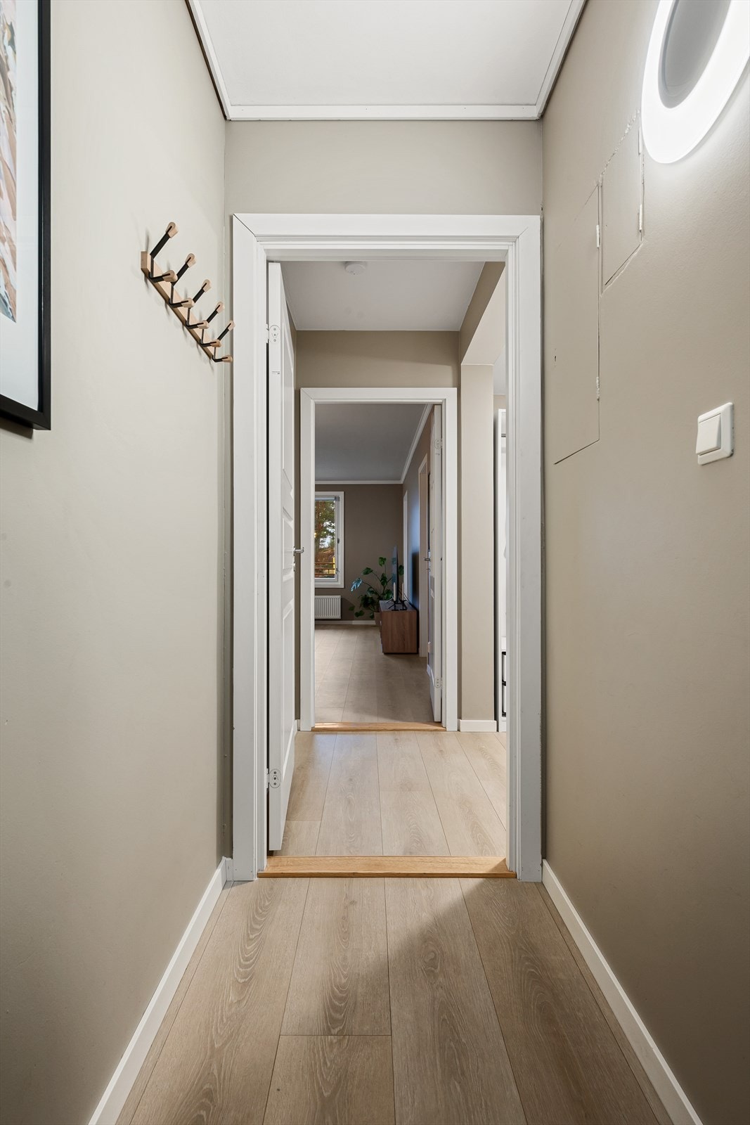 - Entréen er lys og innbydende, og gir et flott og representativt førsteinntrykk av boligen - Galleribilde