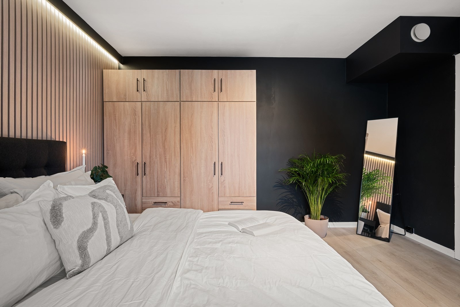 - Merk den lekre spileveggen med integrert belysning i list - Galleribilde