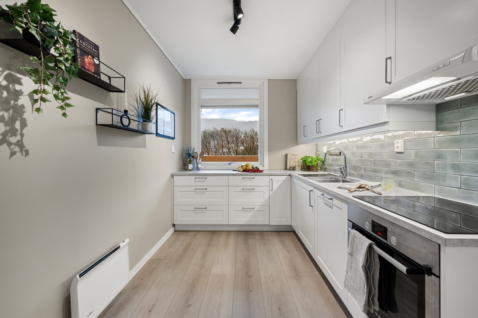 - Ny kjøkkeninnredning fra Fossline (2018) med profilerte fronter og benkeplate av laminat - Galleribilde