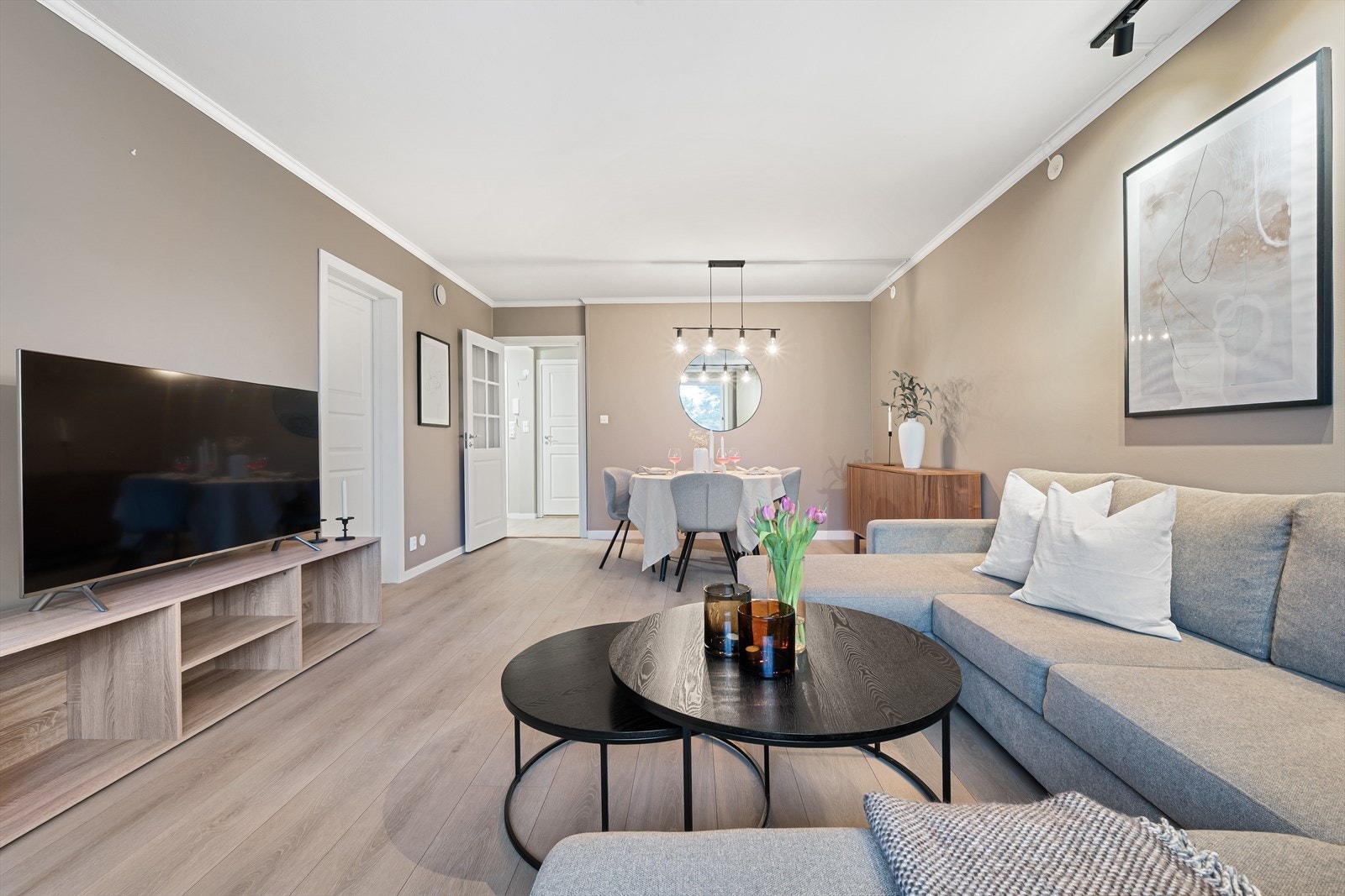 - Mye inkludert i felleskostnadene, bla. sentralvarme, varmtvann, tv/internett mm. - Galleribilde