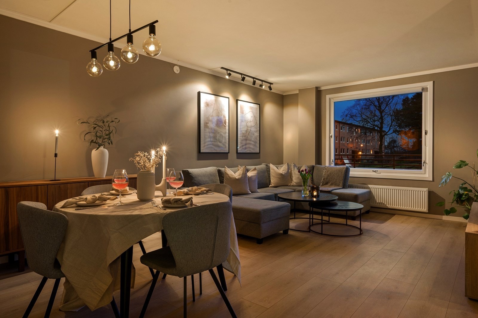 - Leiligheten har et BRA-i på 62m² og inneholder stue, kjøkken, soverom, bad, gang og entré - Galleribilde