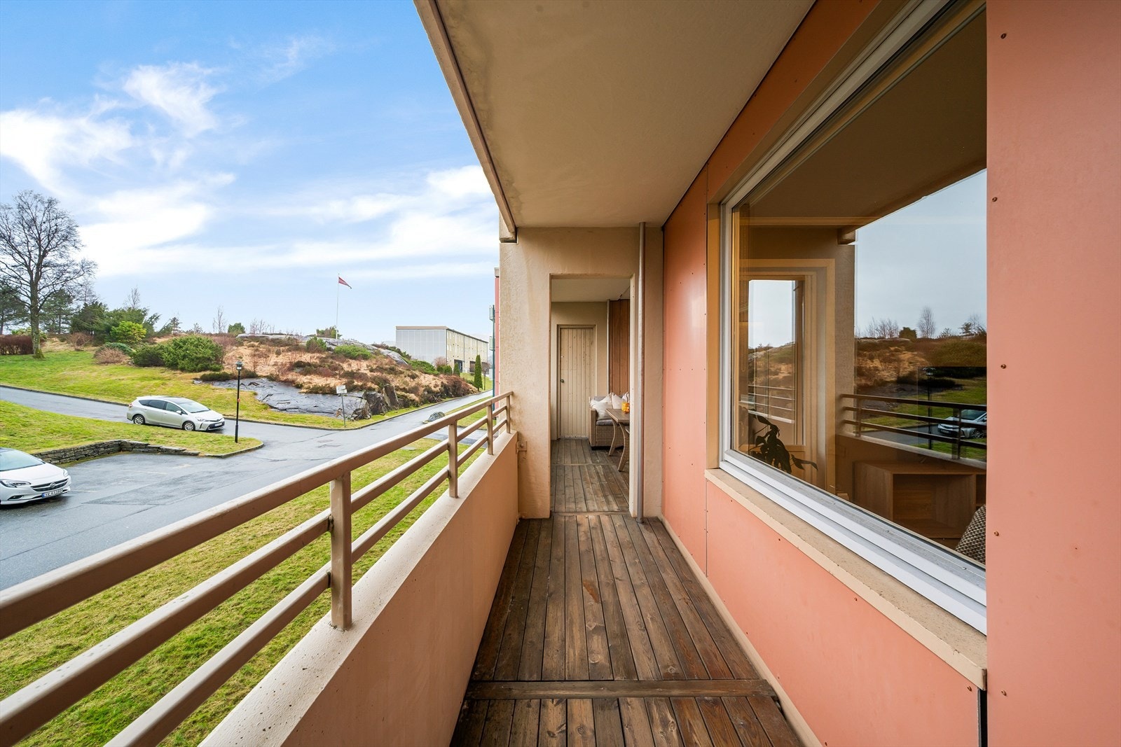 - Balkongen måler 15m² og har god plass til ønsket utemøblement - Galleribilde