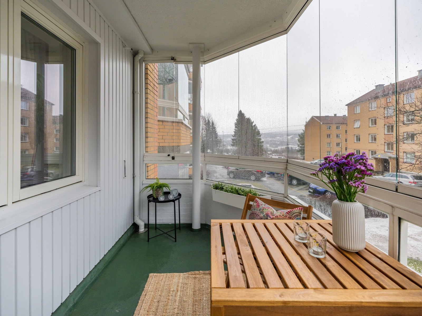 Balkongen er målt til ca. 7 kvm. Selger informerer om at solen titter frem ca. kl. 12:00 på sommeren, før den takker for seg ca. 19:00. Galleribilde