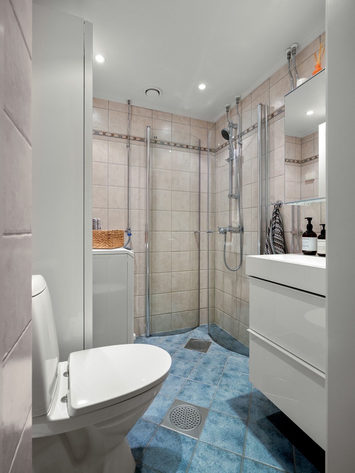 Det er i dag innredet med alt du trenger, servant med skuffeseksjon, dusjhjørne og toalett. Her er det også varmekabler i baderomsgulvet og opplegg for vaskemaskin. Galleribilde