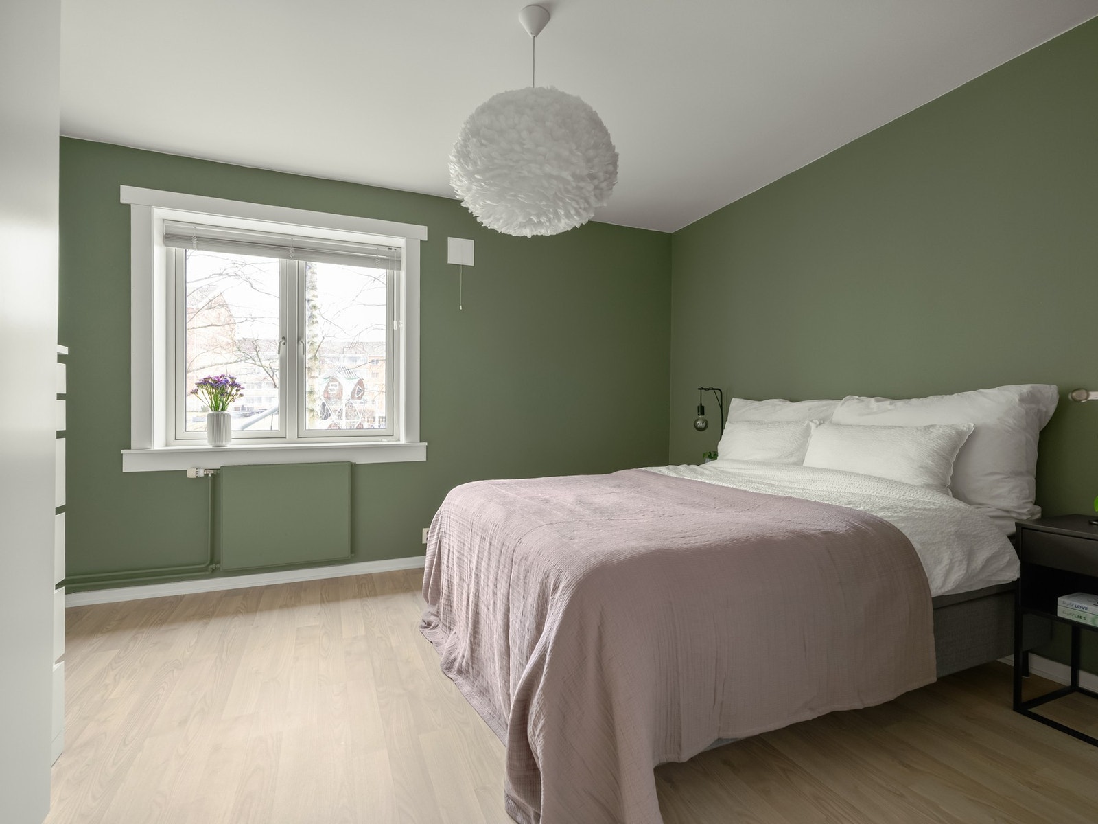 Fra stuen finner vi inngangen til hovedsoverommet, som da blir neste stopp. Rommet er av god størrelse, og har et areal på ca. 15 kvm. Galleribilde