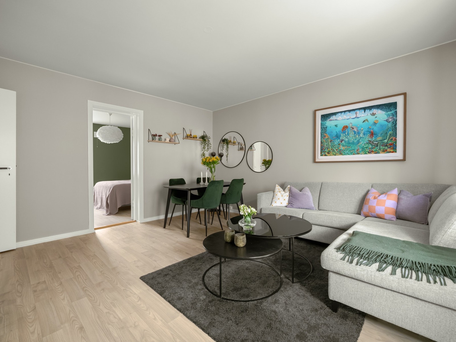 Tilbake til stuen. Vi kan praktisk informere at oppvarming og internett er inkludert i de månedlige felleskostnadene, som gir forutsigbare bokostnader. Galleribilde