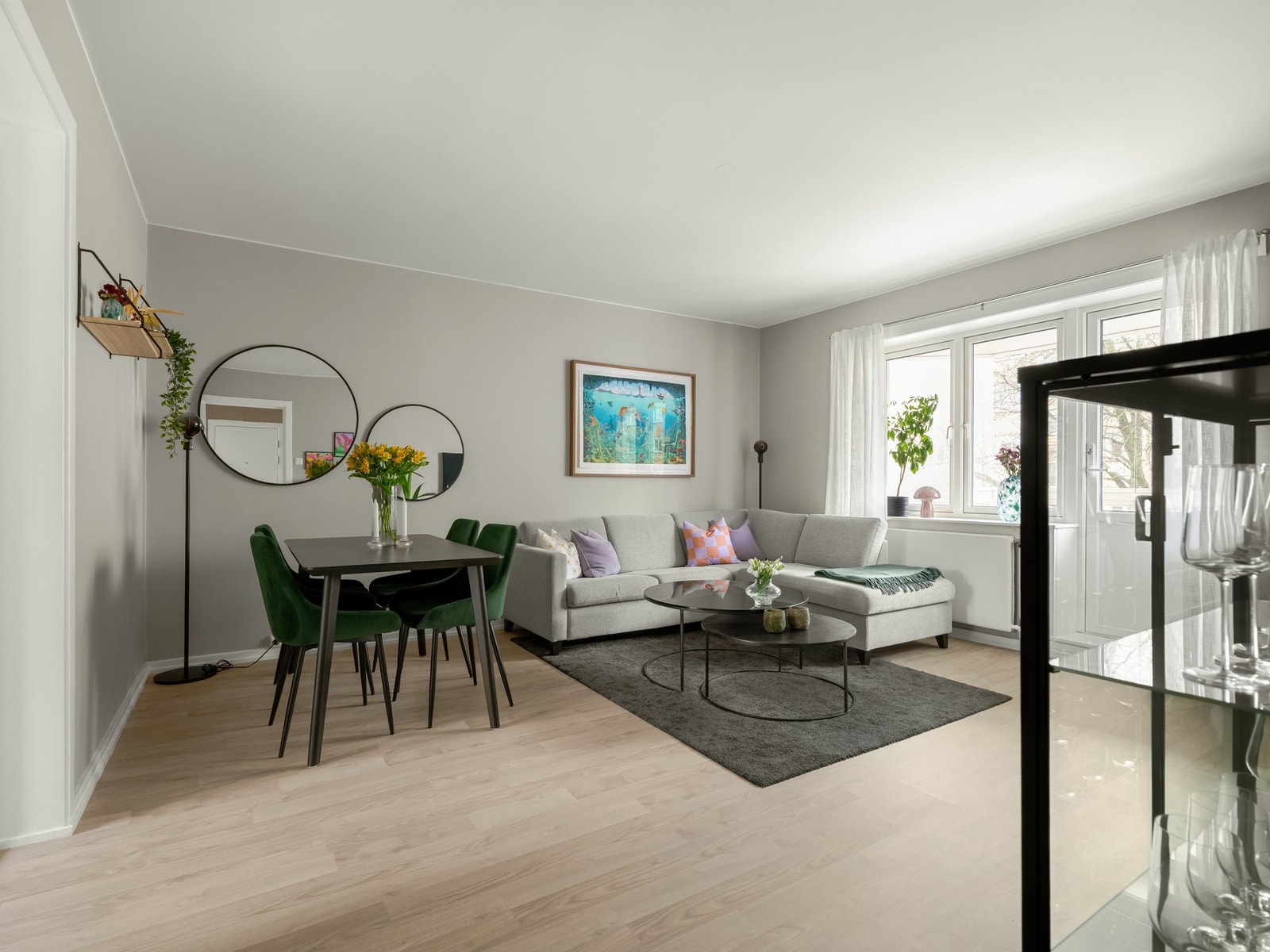 Vi starter i stuen som er selve hjertet i leiligheten. Galleribilde