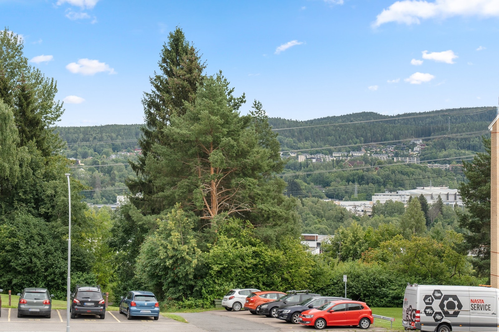 Det er tidvis mulig å leie parkering, ellers finner du gratis gateparkering i gaten utenfor. Se salgsoppgaven for mer informasjon. Galleribilde