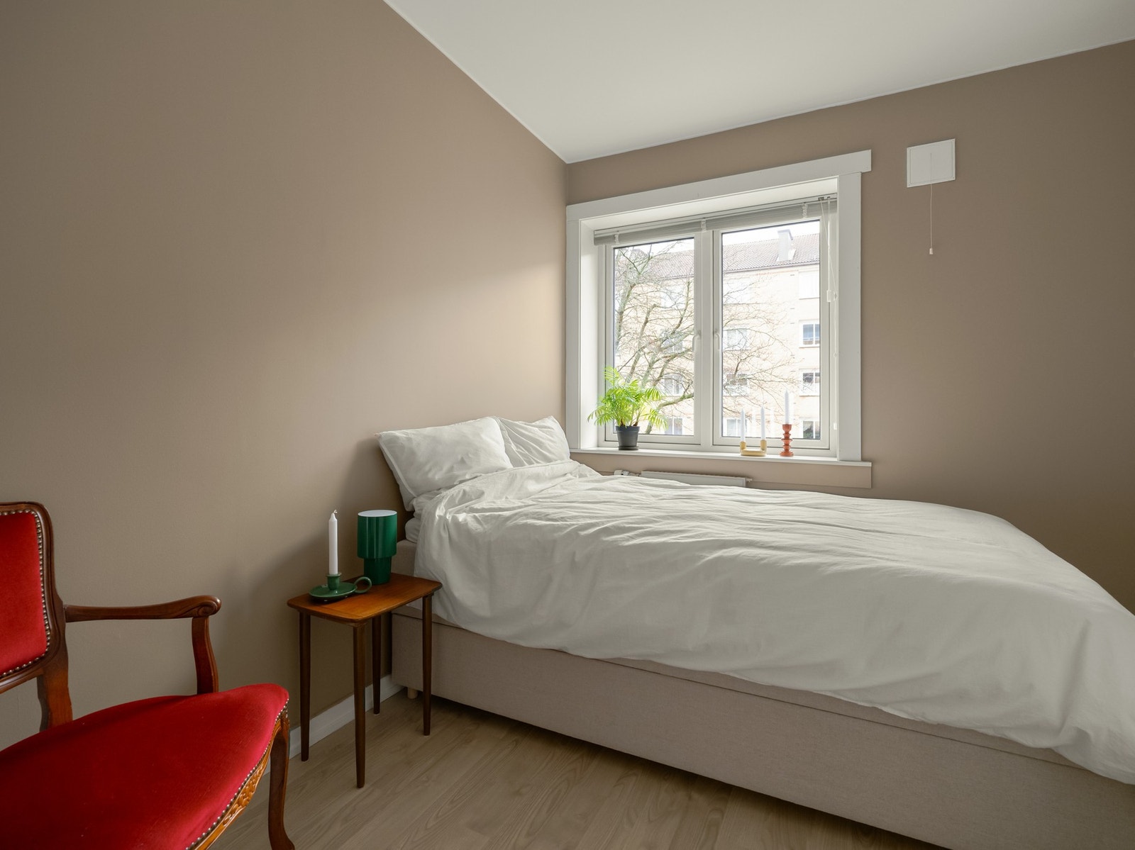 På motsatt side av kjøkkenet ligger det minste soverommet, som også er av fin størrelse. Galleribilde