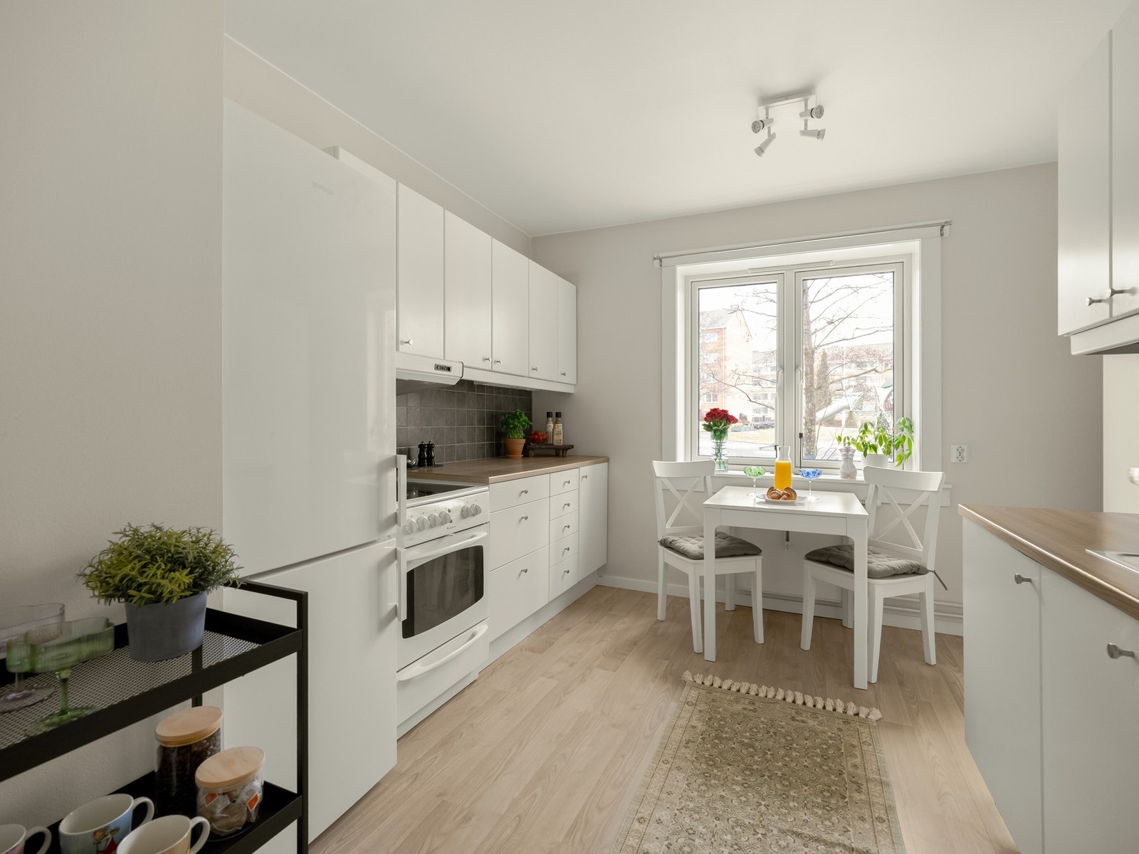 Fra entreen finner vi inngangen til det store, separate kjøkkenet. Galleribilde