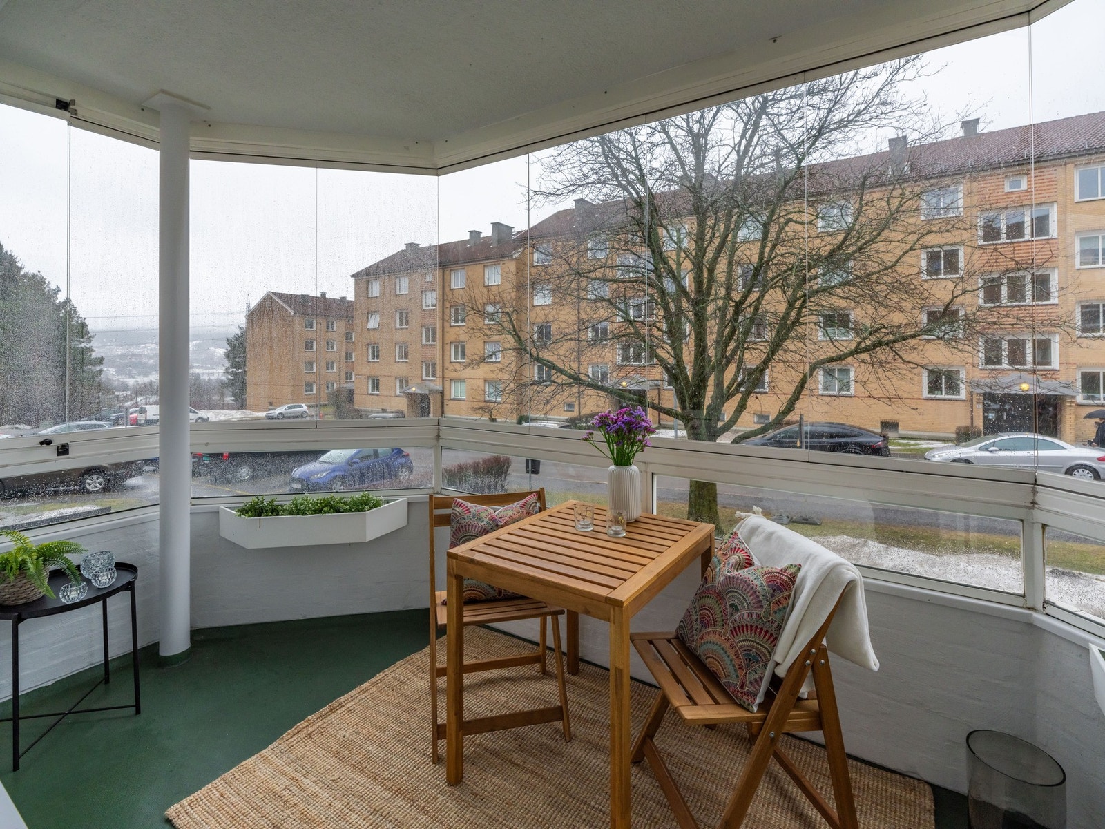 Leiligheten ligger svært fint til i byggets høye første etasje, som i praksis oppleves svært usjenerende og luftig. Denne kommer du til å like! Galleribilde