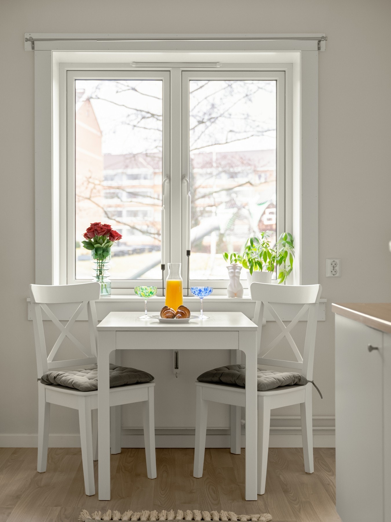 På kjøkkenet er det plass til en koselig spisekrok med utsikt til bakgården. Galleribilde