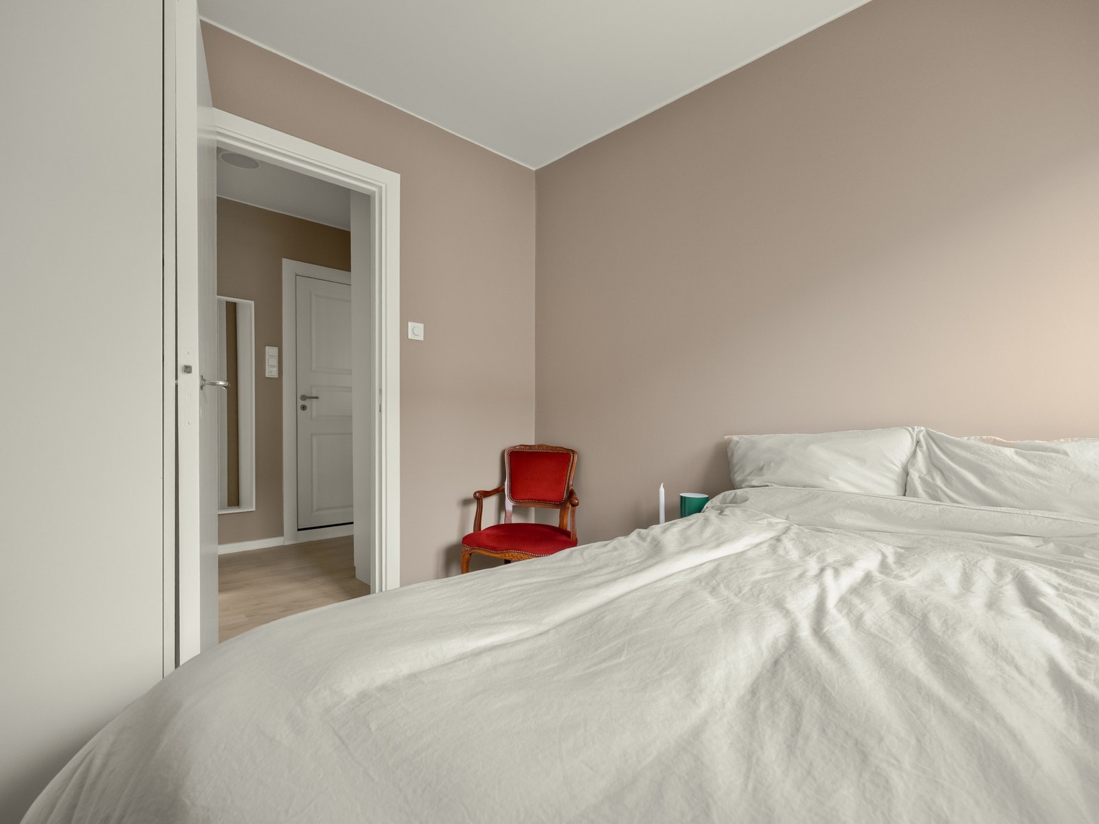 På venstre side av bildet prøver garderobeskapet å gjemme seg. Det er altså plass til garderobe, som også følger med. Galleribilde