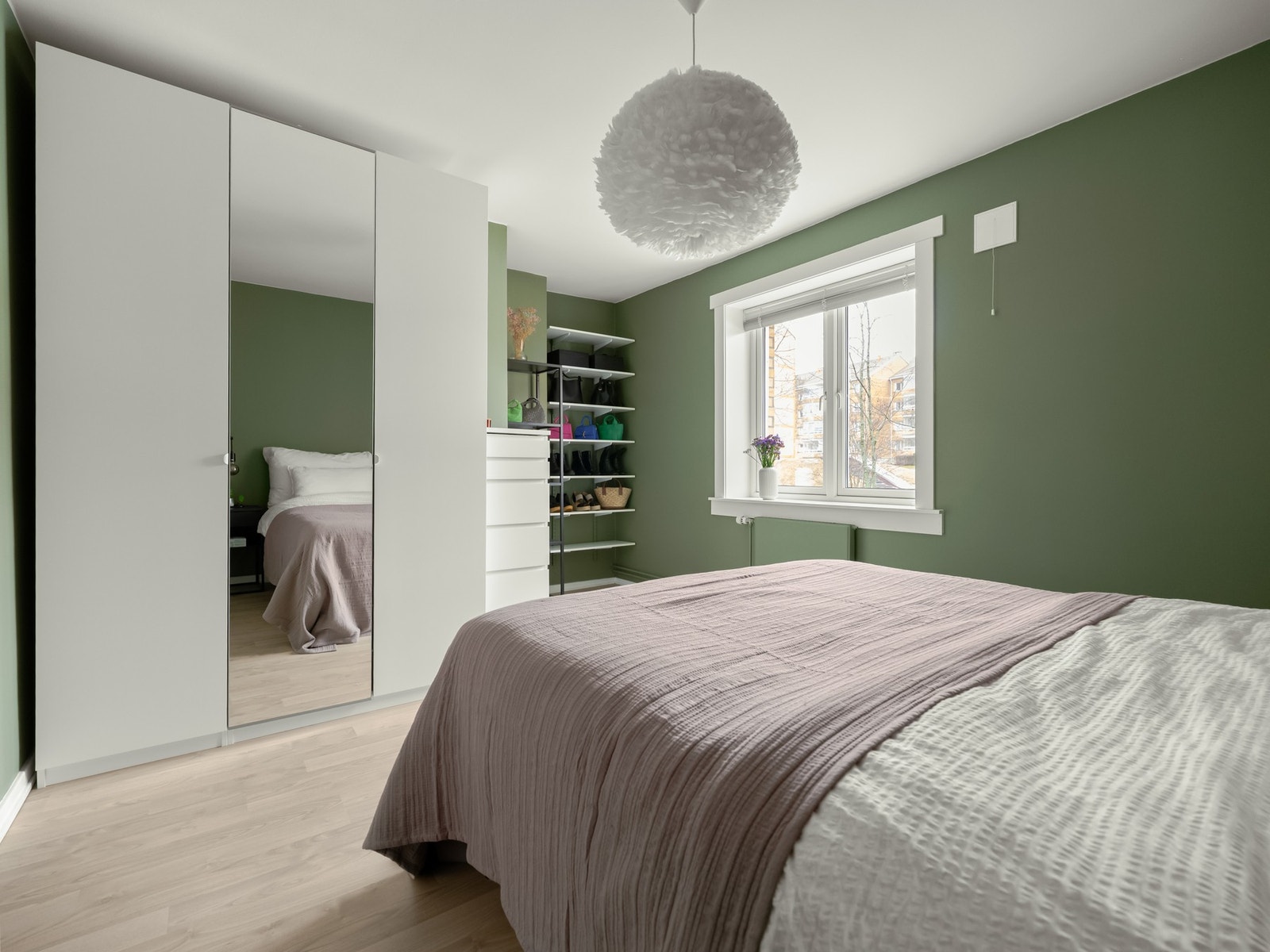 Her er det god plass til både dobbeltseng, nattbord og garderobe. Galleribilde