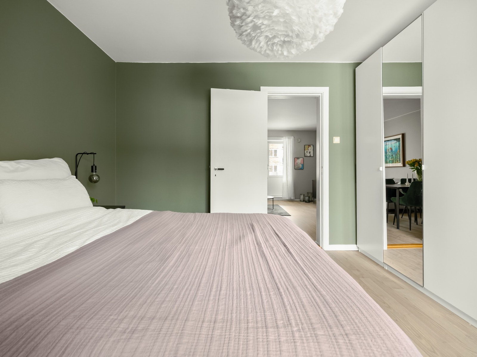 Vegger er malt i en nydelig grønnfarge, mens tak og lister er hvitmalte. Galleribilde