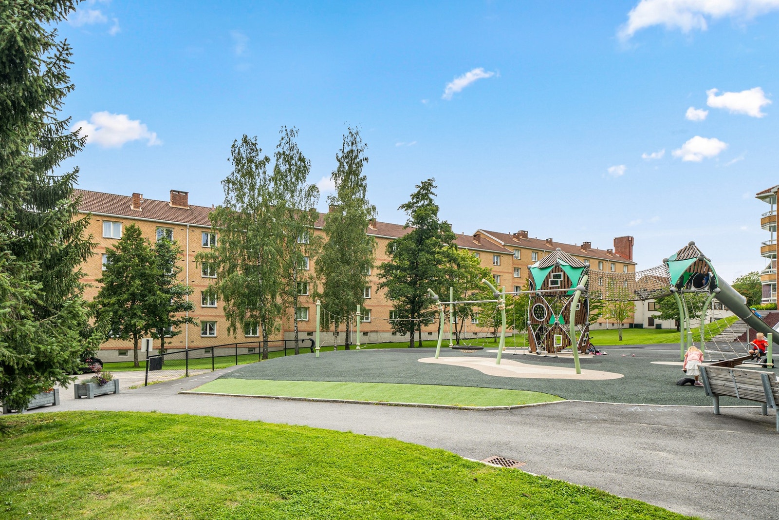 Rett bak leiligheten ligger nærmeste "park", nemlig bakgården. Her er det hyggelig å oppholde seg for både store og små. Galleribilde
