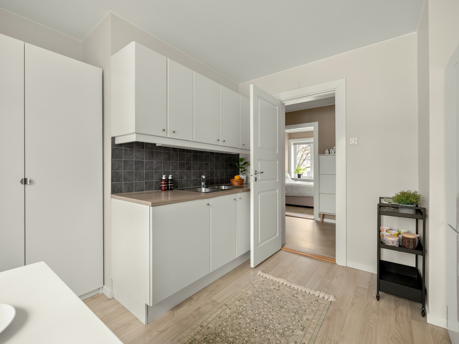 Plassen på kjøkkenet er maksimalt utnyttet. Det er også bra med skap- og benkeplass. Galleribilde