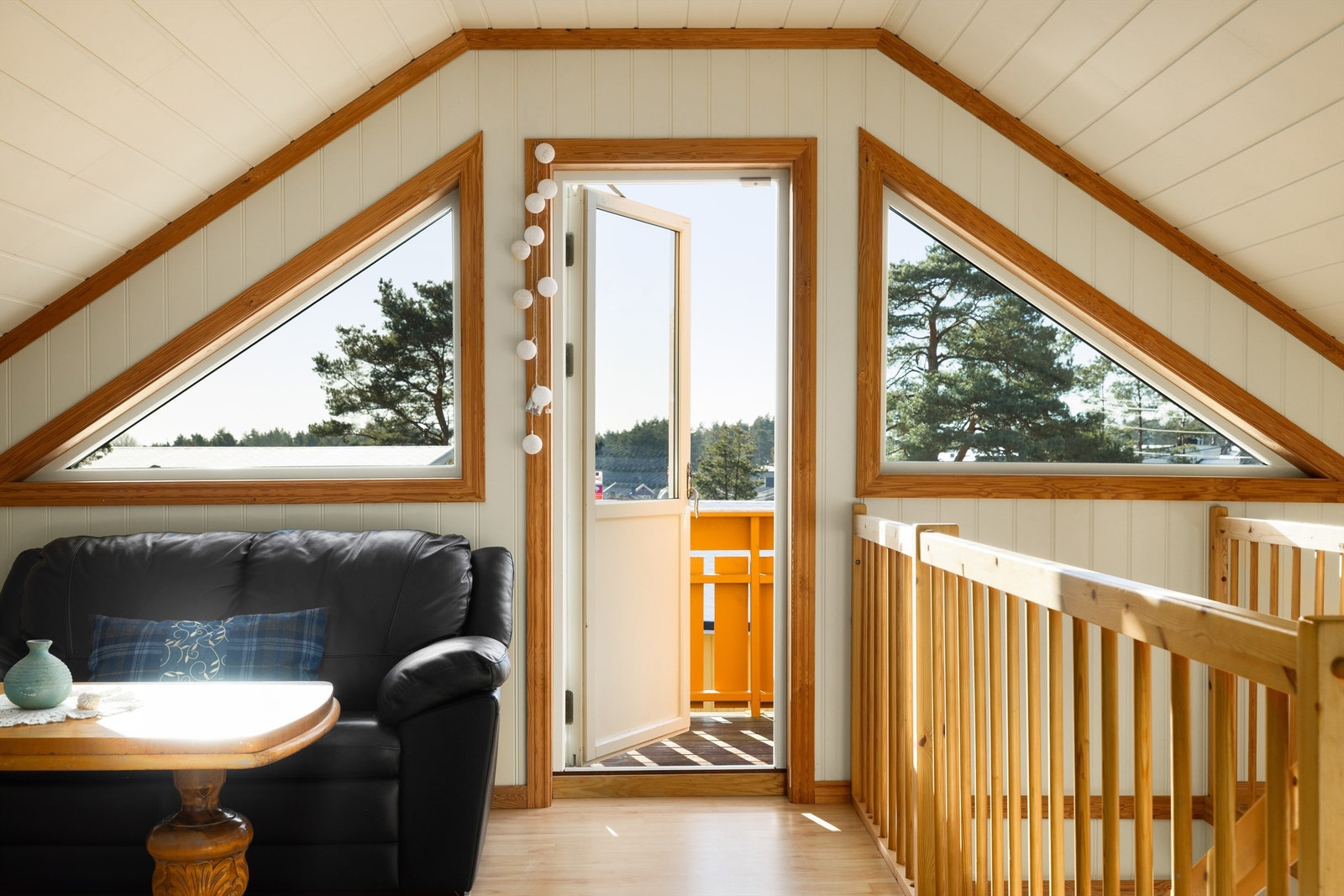 Både i loftstuen og ute på balkongen sees fint utsyn i sydlig retning. Galleribilde