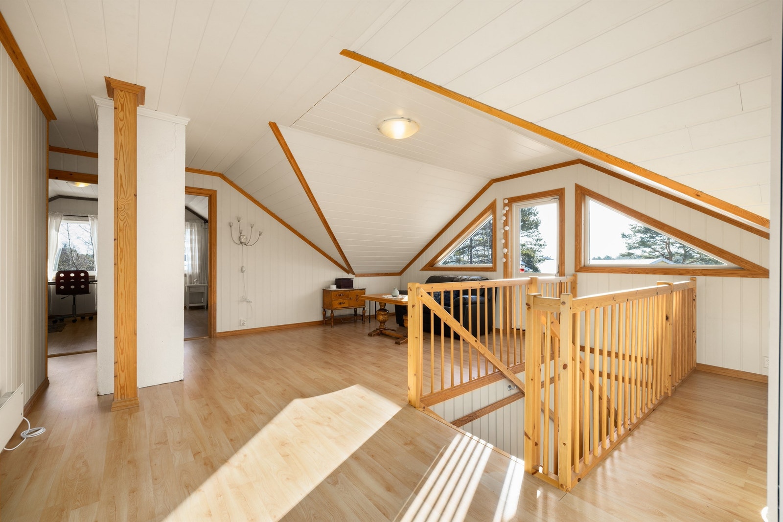 Andre etasje ble innredet gjennom 2007/2008, blant annet med en romslig stue som gjerne tar rollen som TV-stue. Galleribilde