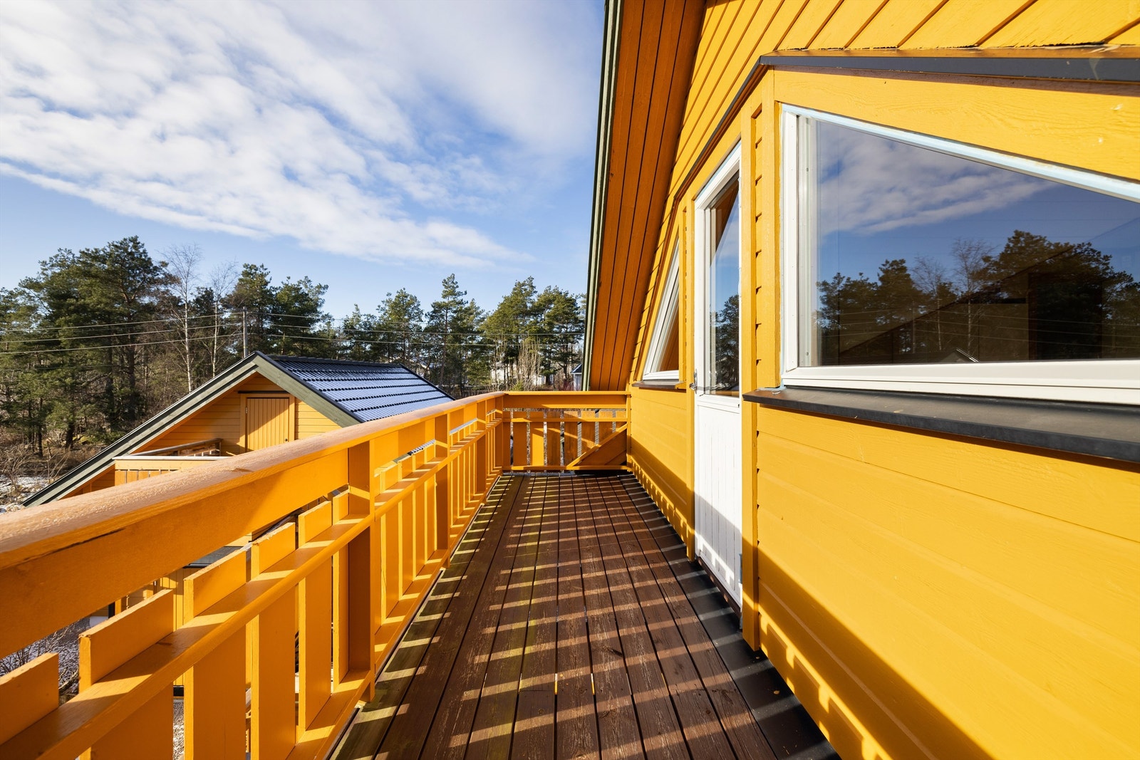 Lang avstand til annen bebyggelse i syd ispedd naturlig vegetasjon gjør balkongen lite eksponert for innsyn. Galleribilde