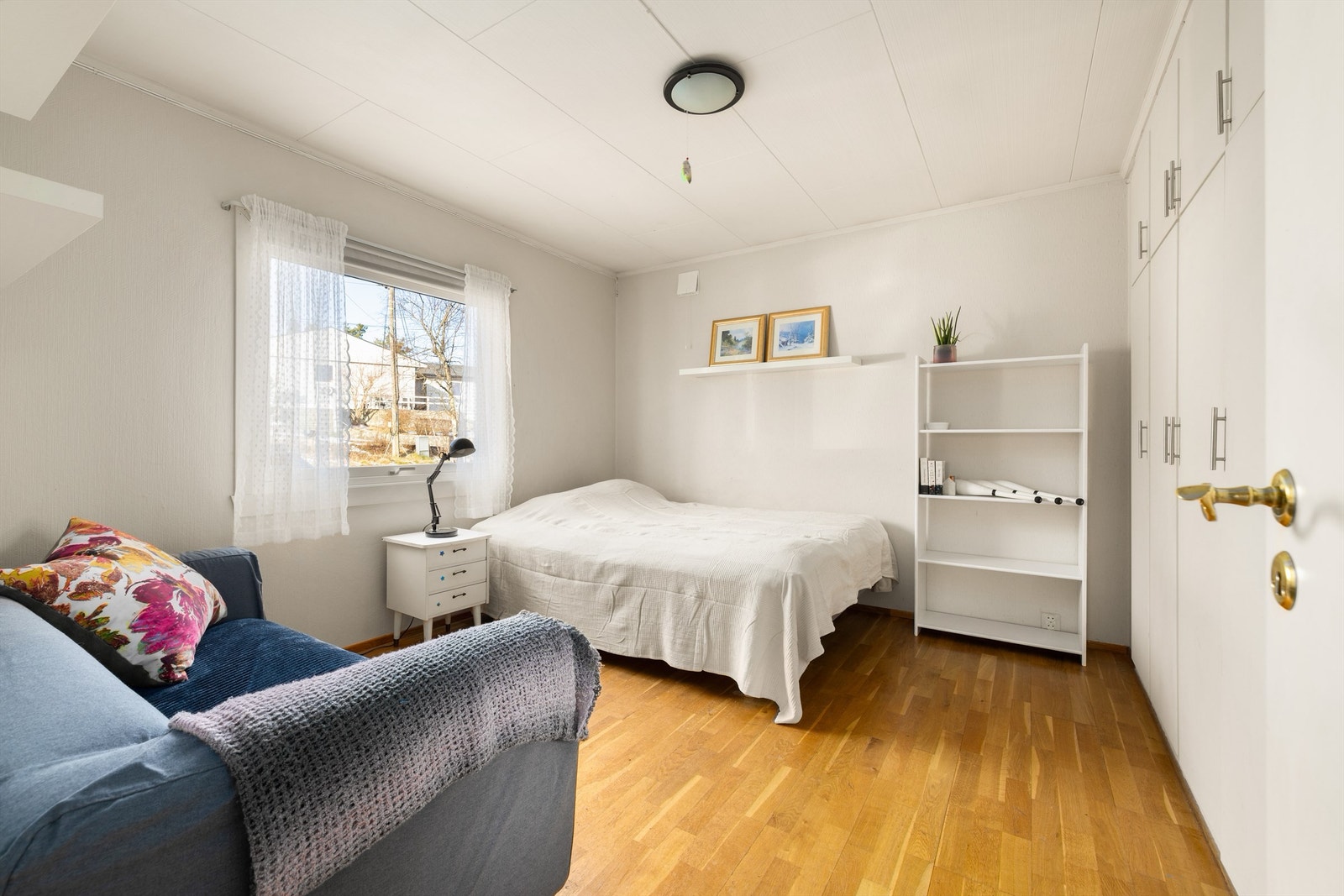 Blant boligens hele fem soverom inngår to i første etasje. Dette er det opprinnelige hovedsoverommet, med nesten 12 kvm. gulvflate. Galleribilde