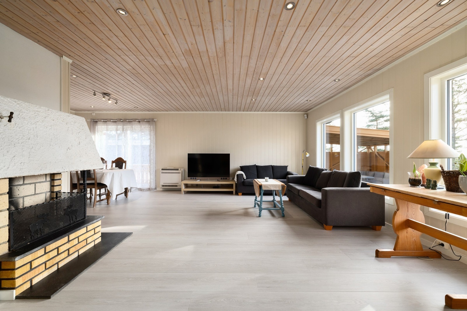 En romslig vinkelstue på over 40 kvm. passer utmerket både for felles opphold i det daglige og ulike sammenkomster gjennom året. Galleribilde