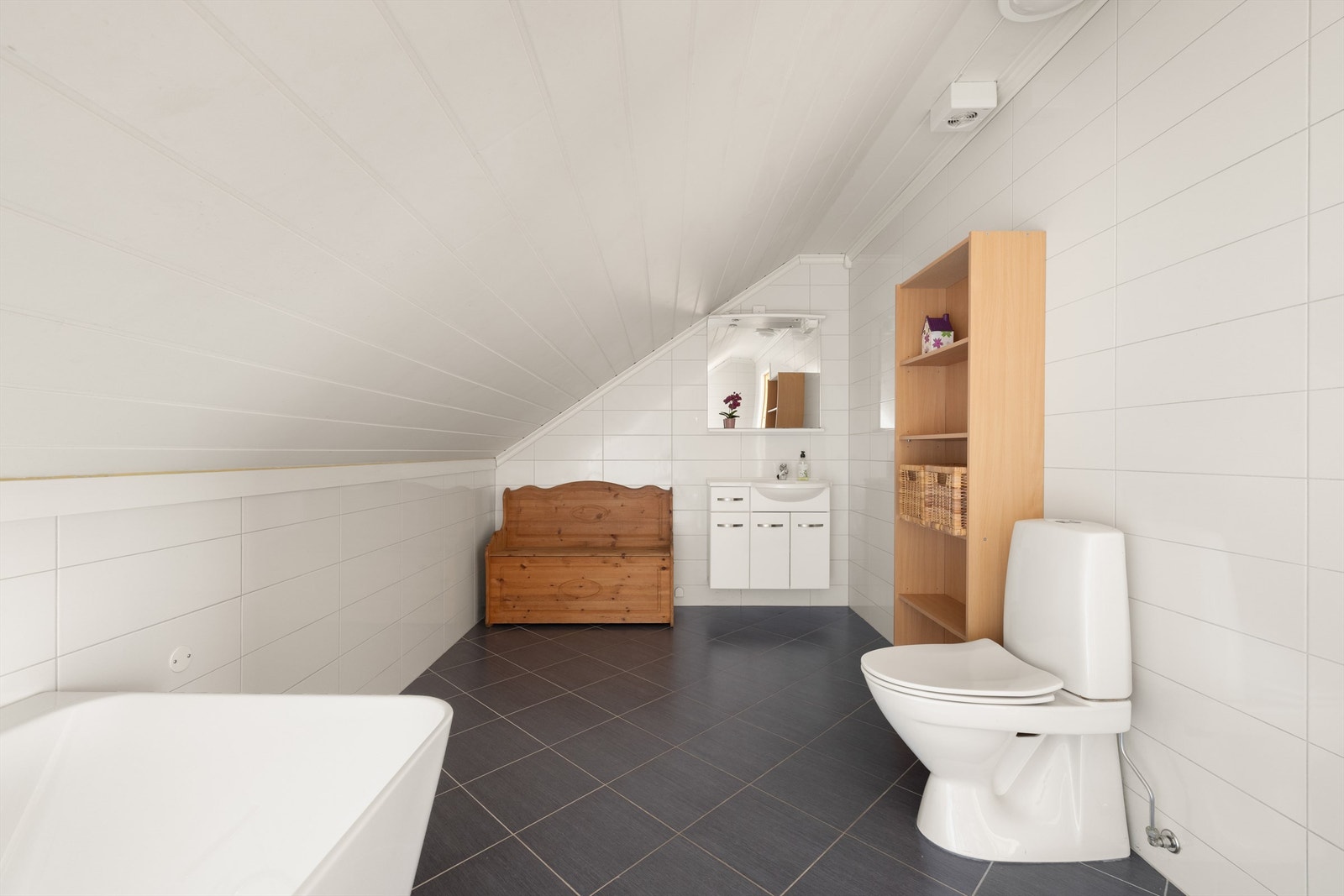 Badet i 2. etasje ble etablert i forbindelse med tilbygget og holder en fin standard. Galleribilde