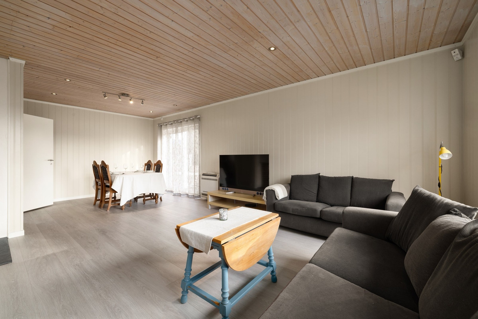 Hele tre sittegrupper er det plass til uten trengsel på vinkelstuens store gulvflate. Galleribilde