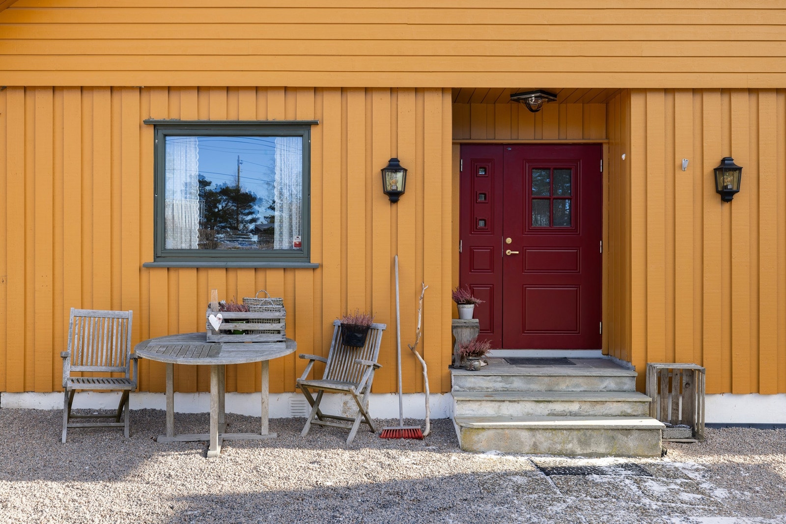 Inngangspartiets utebelysning er skiftet ut i 2024 og koblet til Plejd. Galleribilde