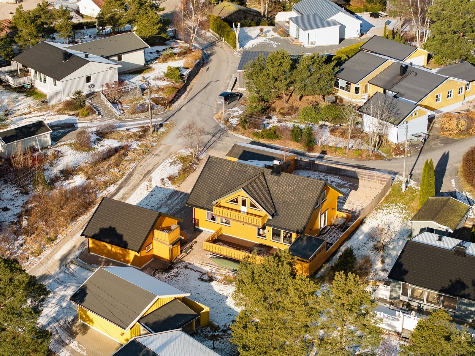 Tomten er på 910 kvm. inngjerdet og lettstelt med hovedsakelig gruset dekke. Galleribilde