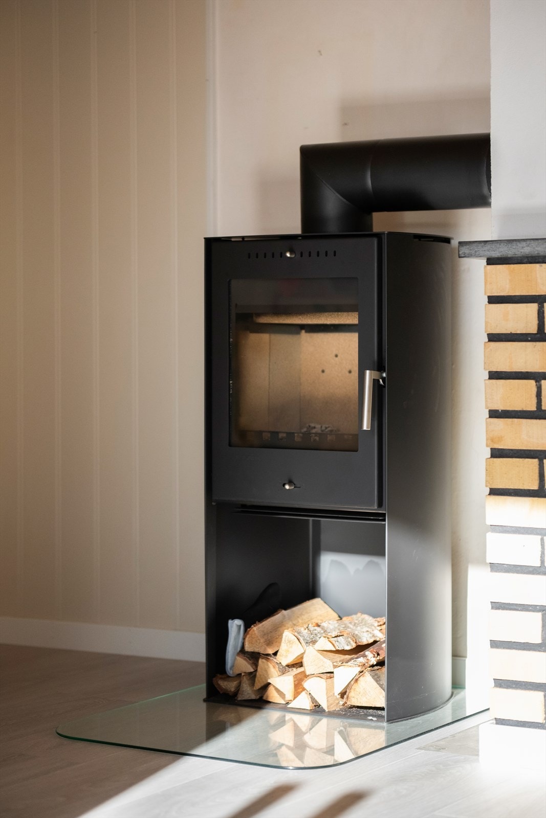 Stuen er i senere år også oppgradert med ny vedovn. Galleribilde