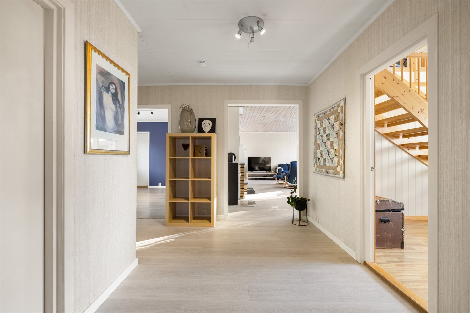 For besøkende er det praktisk at badet er lett tilgjengelig fra gangen, rett utenfor kjøkkenet. Galleribilde