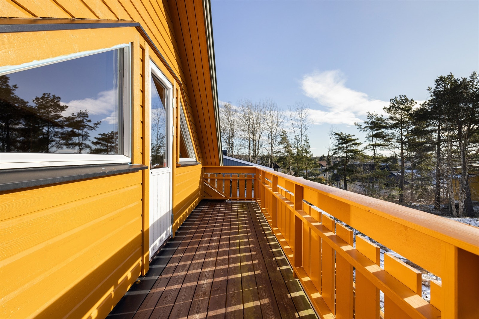 Balkongen er et luftig alternativ til terrassen under og solfylt dagen gjennom. Galleribilde