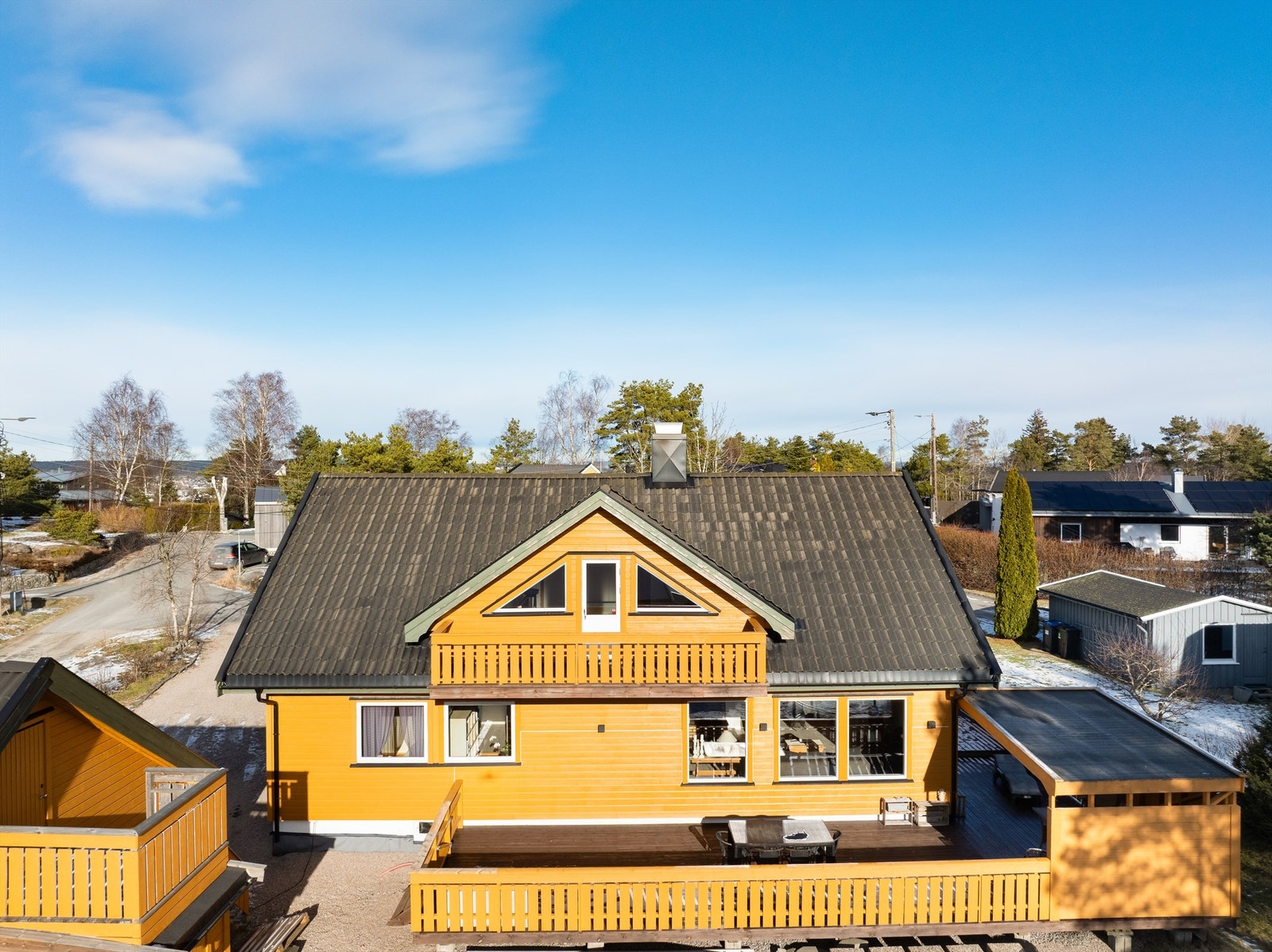 Eneboligen ble oppført i 1972, men andre etasje ble innredet først i 2007. Flere oppgraderinger er utført i senere år, ute som inne. Galleribilde
